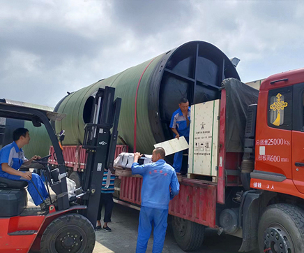 我司用戶定制玻璃鋼一體化預制泵站生產完成裝車發貨現場，應用鹽亭污水收集提升項目！